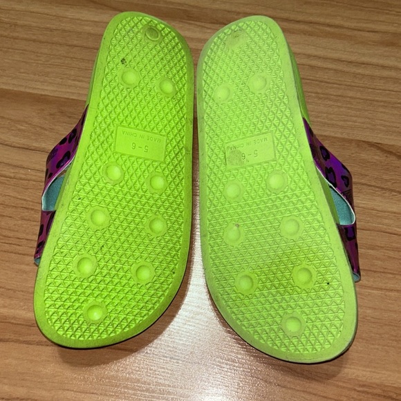 L.O.L. Surprise slides girls size 5/6 sandals - Picture 3 of 4